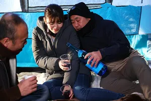 ông chồng ngu ngục để vợ yêu đi cắm trại với hàng xóm